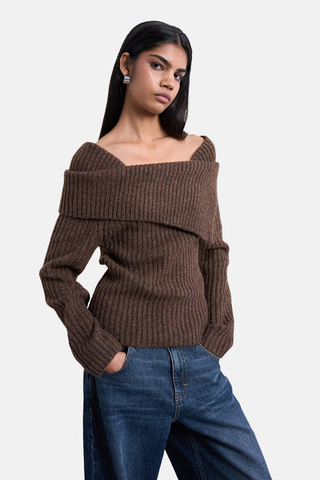 Sweat-shirt marron de TOPSHOP, avec une encolure off-shoulder, une texture côtelée et associé à un jean bleu marine.