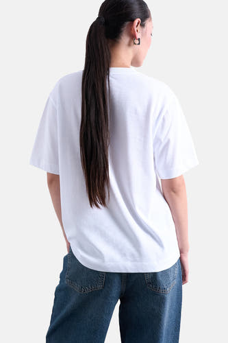 T-shirt blanc à manches courtes de TOPSHOP, avec une coupe décontractée et associé à un jean.