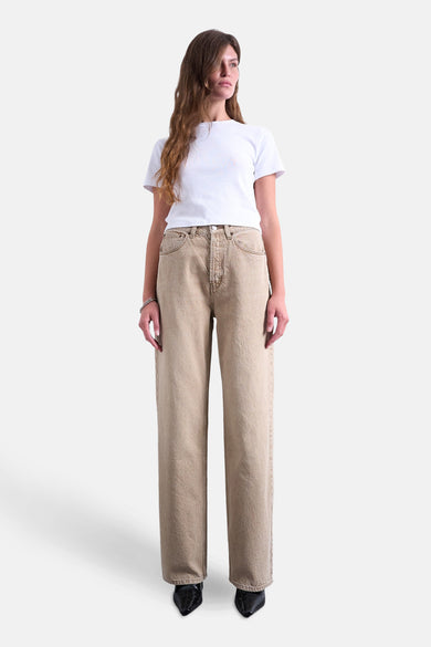 Jean droit beige de TOPSHOP, associé à un T-shirt blanc et une bracelet en argent.