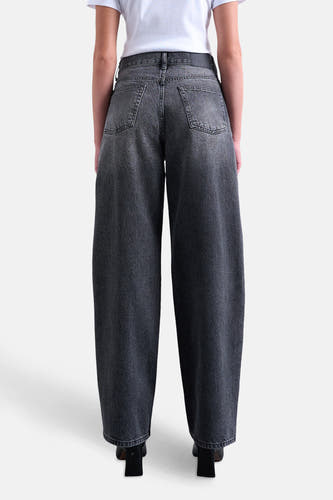 Jean droit noir de TOPSHOP, vu de derrière, avec cinq poches et des surteintes.