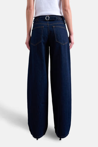 Jean bleu marine droit de TOPSHOP, avec détail de ce et poches arrière.