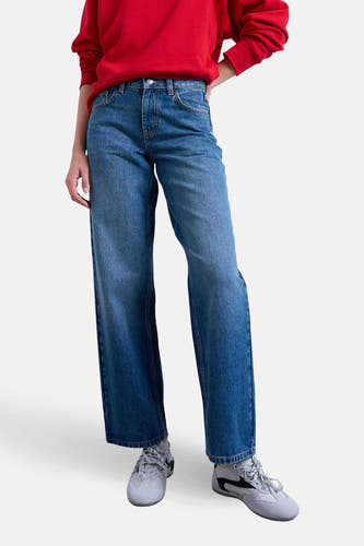 Straight jeans van TOPSHOP in mid blue denim, gecombineerd met rode trui en grijze sneakers.
