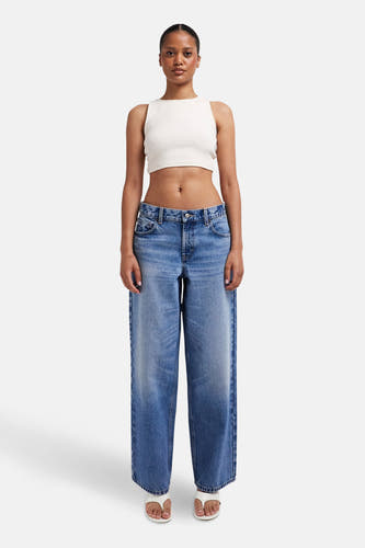 Jean droite en denim bleu moyen de TOPSHOP, combiné avec un pull rouge et des baskets blanches.