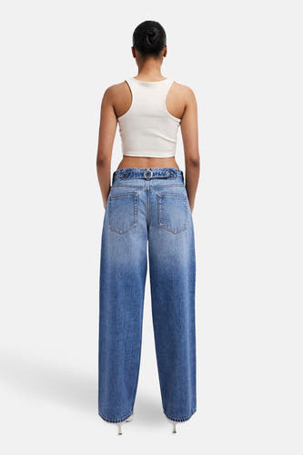 Jean droit en denim bleu moyen de TOPSHOP, vu de derrière, avec des passants et des poches arrière.