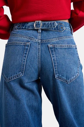 Jeans coupe droite en denim bleu moyen de TOPSHOP, avec détail de ceinture et poches arrière.