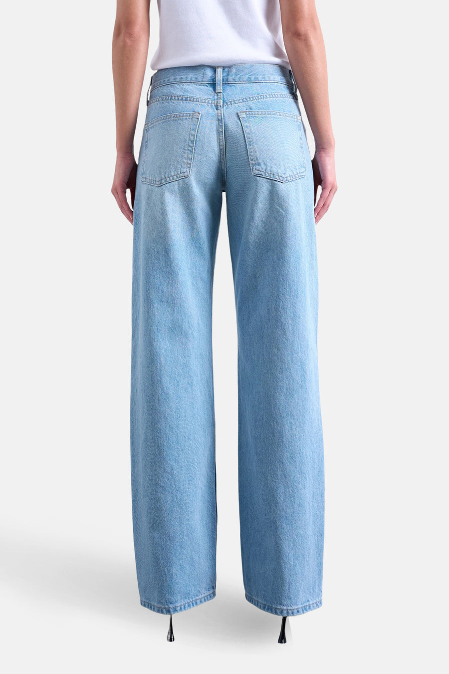 Wijde jeans van lichtblauw denim van TOPSHOP, achterkant gezien, met steekzakken en subtiele wassing.
