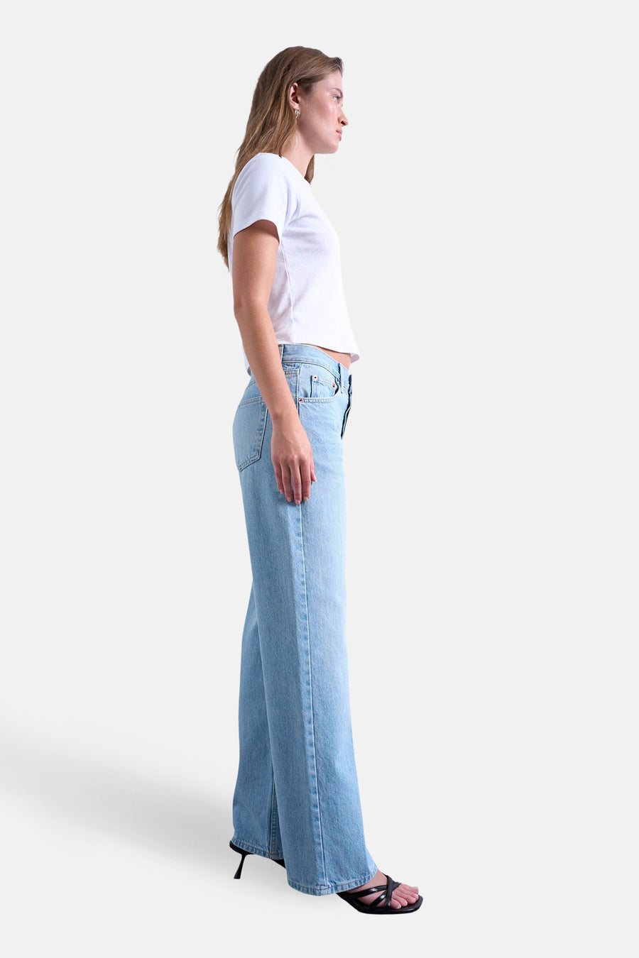 Jeans larges en denim bleu clair de TOPSHOP, avec une coupe classique et des détails subtils.