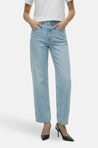 Jeans wide van lichtblauw denim van TOPSHOP, met wijde pijpen en zwarte pumps.

