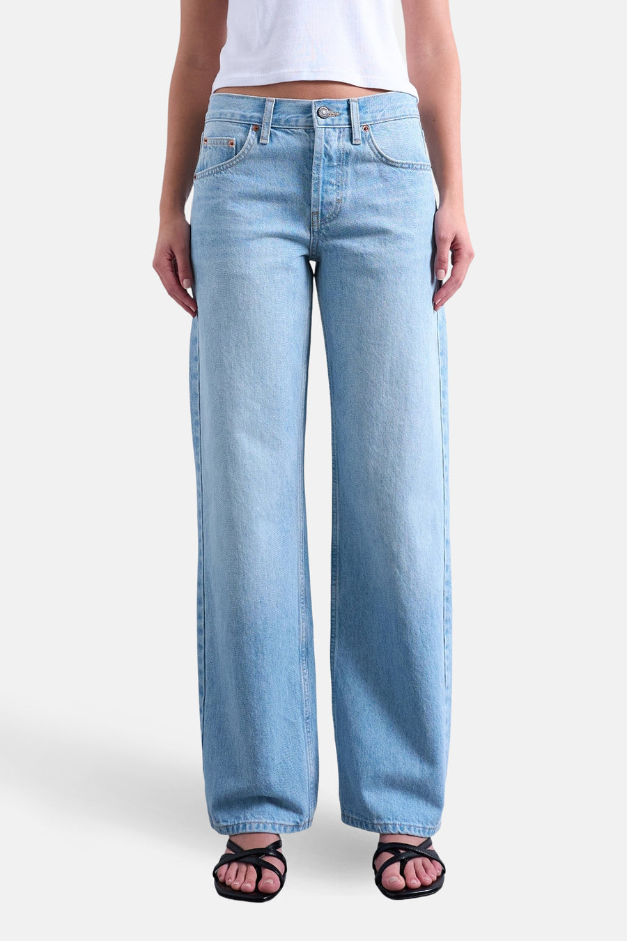 Jeans larges en denim bleu clair de TOPSHOP, avec jambes larges et escarpins noirs.