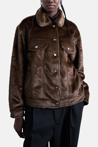 Manteau court brun de TOPSHOP, avec col, fermeture à boutons et poches. Porté avec un pantalon noir et une veste noire.