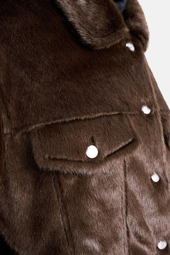 Veste brune de TOPSHOP, avec une texture en fourrure, des boutons blancs et une poche po poitrine.
