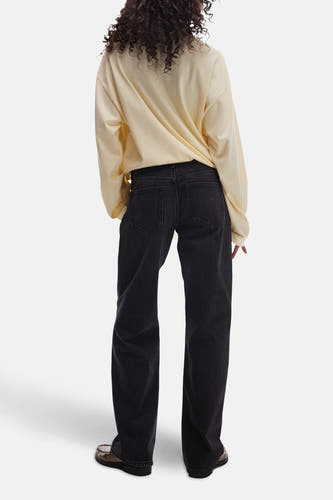Jean délavé noir de TOPSHOP, avec une structure denim classique et un ajustement lâche, vu de derrière.