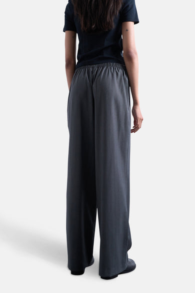 Pantalon gris de TOPSHOP, vu de l'rière avec une ce taille élastique et des jambes larges.