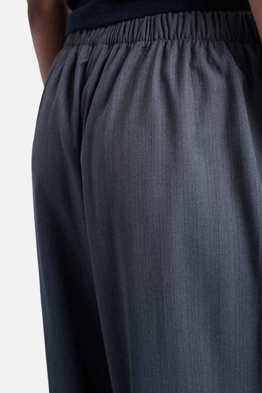 Pantalon gris de TOPSHOP, avec une ceinture élastique et un motif subtil en maille.