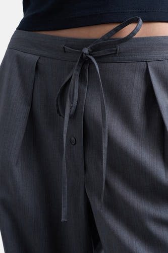 Pantalon gris de TOPSHOP, avec une texture rayée et un détail de cordon à la taille.