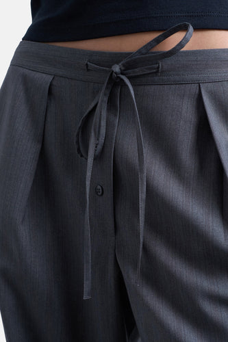 Pantalon gris de TOPSHOP, avec une texture rayée et un détail de cordon à la taille.