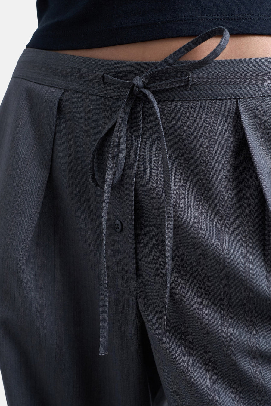 Pantalon gris de TOPSHOP, avec une texture rayée et un détail de cordon à la taille.