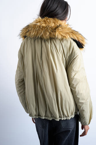 Veste verte de TOPSHOP avec un col en fourrure imitée et une fermeture éclair élastique, vue de derrière.