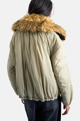 Groene korte jas van TOPSHOP met een faux bontkraag, gezien van achteren, gedragen over een donkere jeans.
