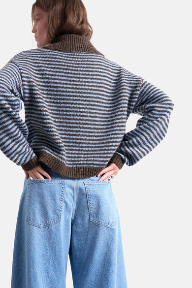 Sweat-shirt multicolore avec col rond de TOPSHOP, avec des rayures horizontales et des jeans bleus larges.