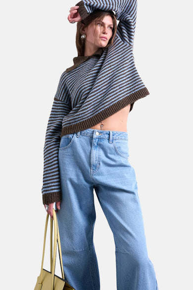 Sweat-shirt multicolore avec col rond de TOPSHOP, à rayures horizontales et associé à des jeans bleus.