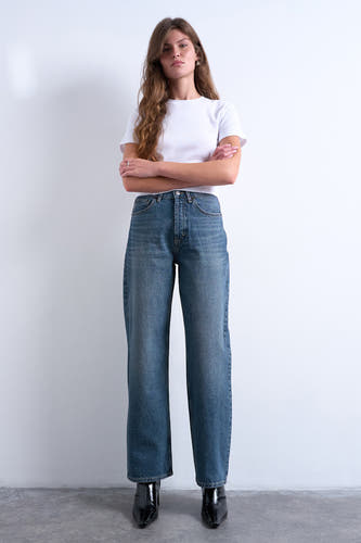 Jean droit en denim bleu moyen de TOPSHOP, avec un style cinq poches classique et des surpiqures contrastées.