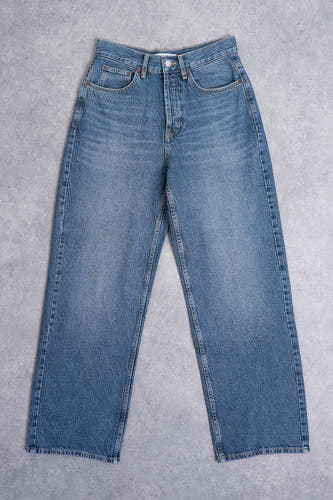 Straight jeans van middenblauw denim van TOPSHOP, met een klassieke vijf-pocket styling en contrasterende stiksels.