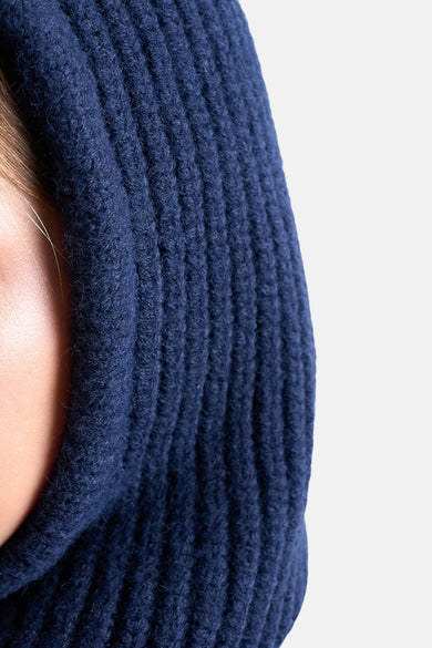 Blauwe hoed van TOPSHOP, met een ribgebreide textuur en een close-up weergave.
