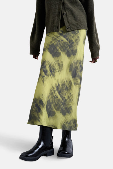 Robe longue verte de TOPSHOP, avec un motif abstrait noir et une texture soie.