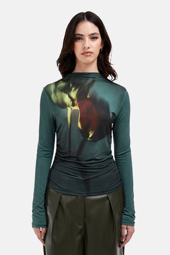 T-shirt vert avec manches longues de TOPSHOP, vu de l'arrière, porté avec un pantalon en cuir vert.