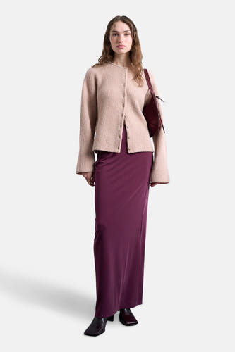 Longue robe rouge de TOPSHOP, associée à un pull tricoté et une pochette bordeaux.
