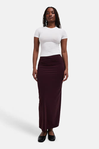Longue robe rouge de TOPSHOP, associée à un t-shirt blanc et des ballerinas noires.