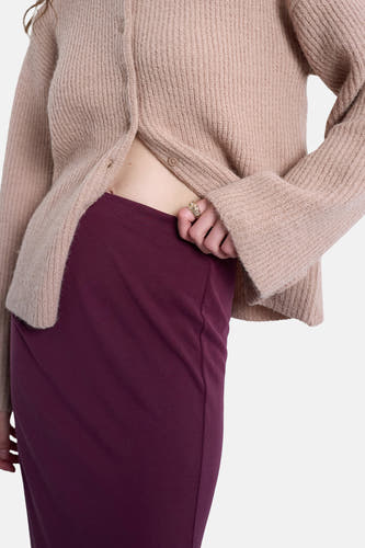 Longue jupe rouge de TOPSHOP, avec une texture lisse et une coupe moulante.