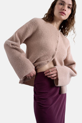 Longue jupe rouge de TOPSHOP, avec détail drapé et texture lisse.