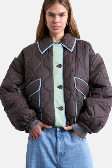 Veste courte marron de TOPSHOP, avec des détails bleu clair et un motif matelassé, vue de dos.