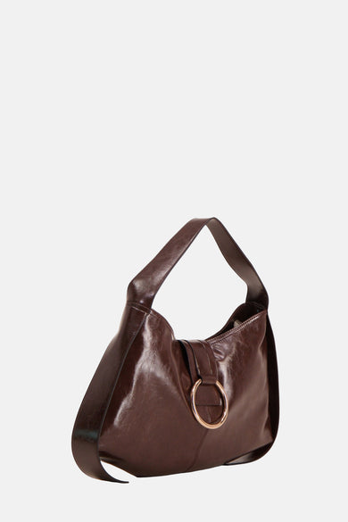 Sac à main brun de TOPSHOP, avec un grand anneau d'or comme élément décoratif.