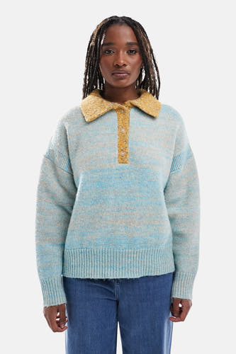 T-shirt bleu de TOPSHOP, avec un col jaune, porté avec un jean bleu.