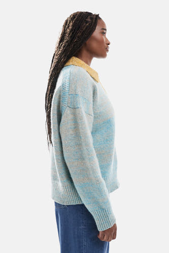 T-shirt bleu de TOPSHOP avec un col jaune et des manches longues, porté avec un jeans bleu.