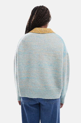 Blauwe trui van TOPSHOP, met een gele kraag, gedragen met een blauwe jeans.
