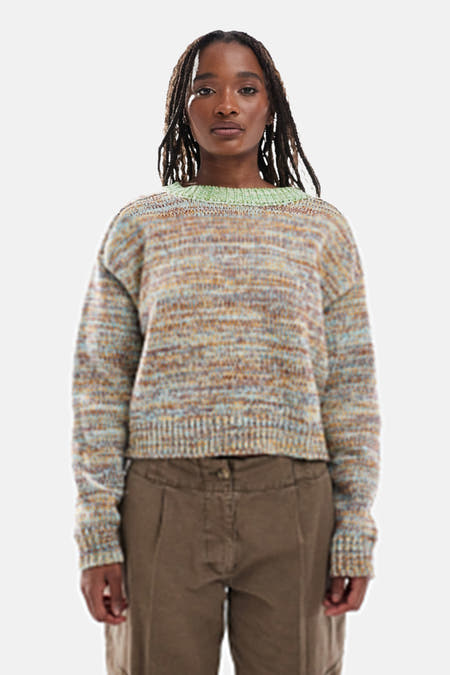 Sweat-shirt multicolore avec col rond de TOPSHOP, avec un mélangeur et porté sur un pantalon brun.