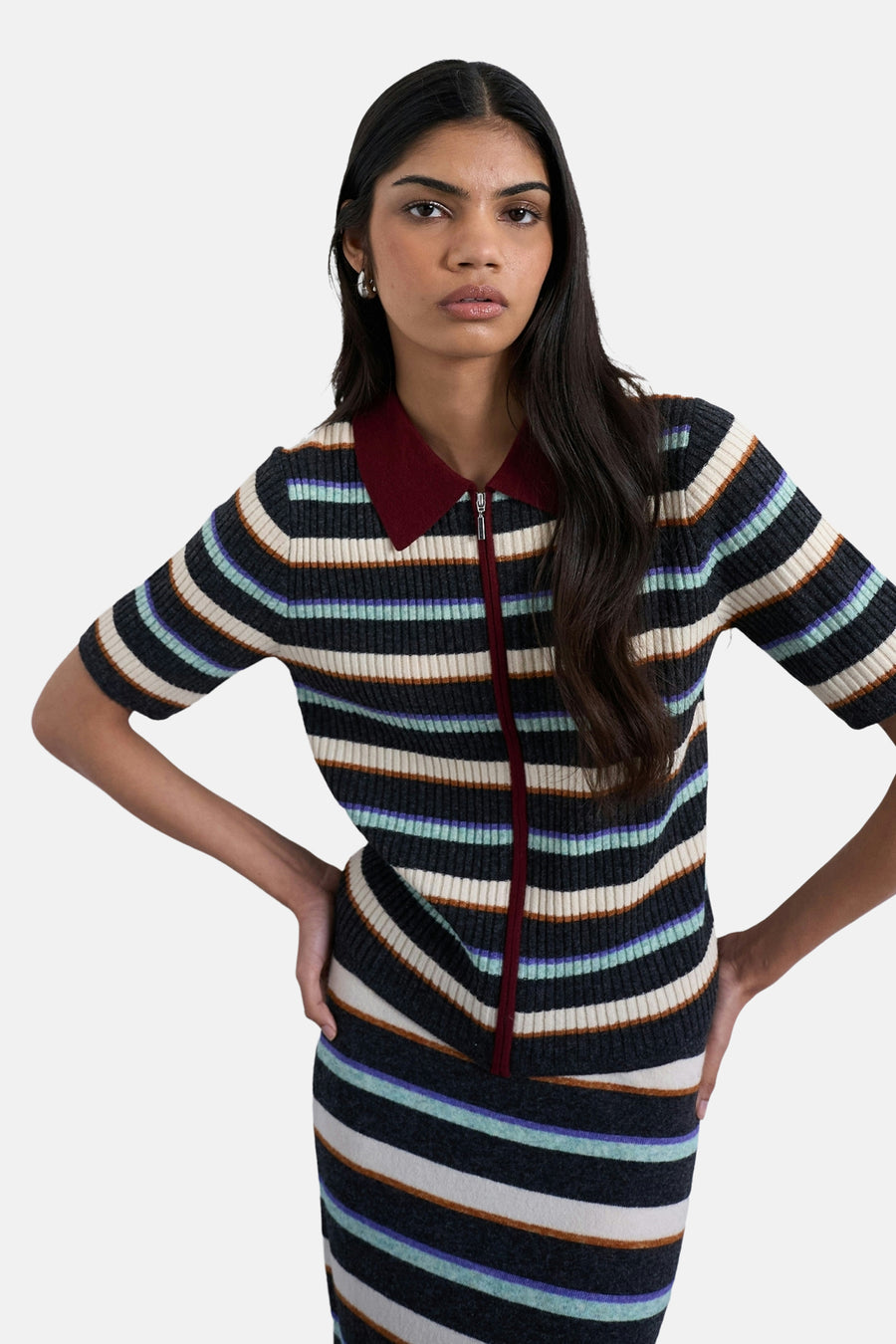 Polo multicolore à manches courtes de TOPSHOP, avec un motif rayé en côtes et une col contrastante.