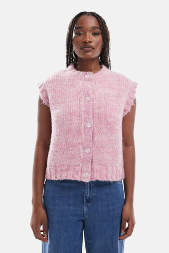 T-shirt rose de TOPSHOP, tricoté avec des boutons, associé à un jean bleu.
