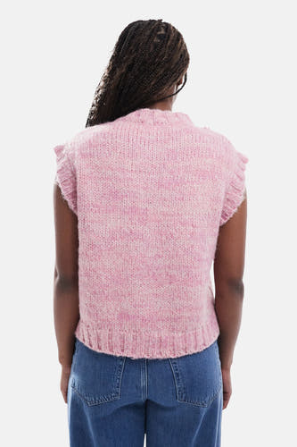 T-shirt rose de TOPSHOP, avec une texture tricotée et des détails rayés, porté avec un jeans bleu.