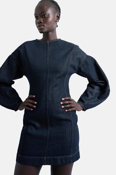 Manteau de denim bleu marine à longues manches de TOPSHOP, avec des boutons et une coupe ajustée.