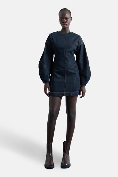 Duvetin à longues manches - bleu marine de TOPSHOP, avec des manches bouffantes et des chaussures brunes.