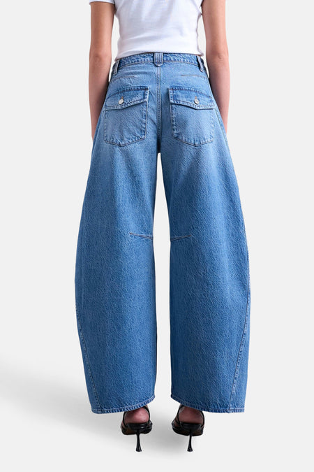 Jeans special fit mid blue denim van TOPSHOP, gezien van achteren, met opgestikte zakken en hakken.
