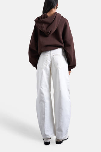 Witte jeans met speciale pasvorm van Topshop, met achterzakken en een wijde pijp.
