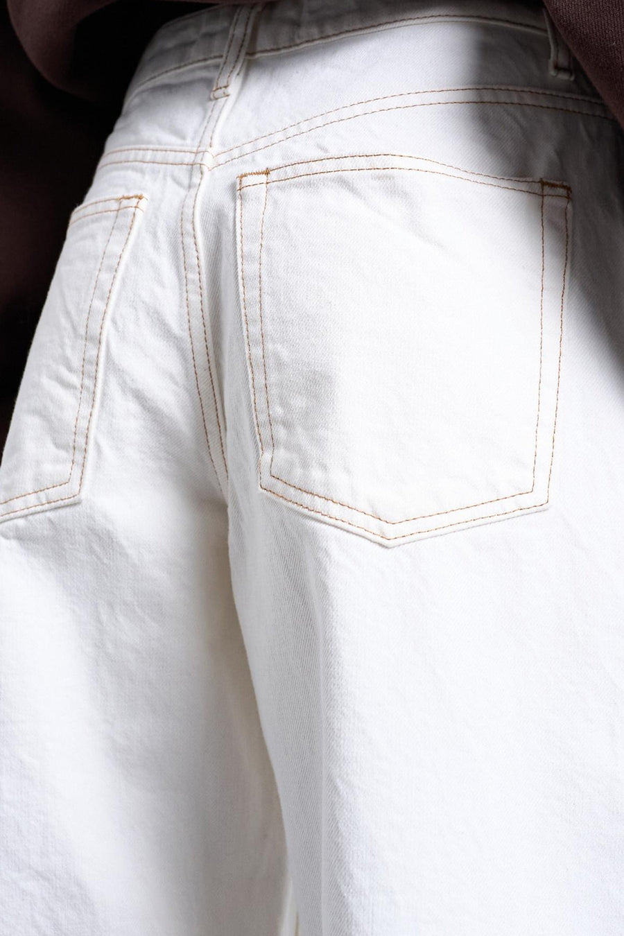 Jeans en denim blancs coupe spéciale de TOPSHOP, avec surpiqûres dorées sur les poches arrière.