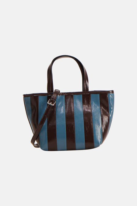 Blauw gestreepte schoudertas van TOPSHOP, met bruine leren accenten en een verstelbare schouderband.