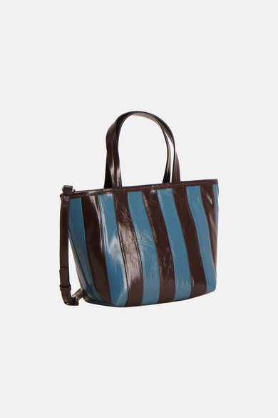 Sac à bandoulière bleu de TOPSHOP, avec des rayures et des poignées marron, vue de côté.